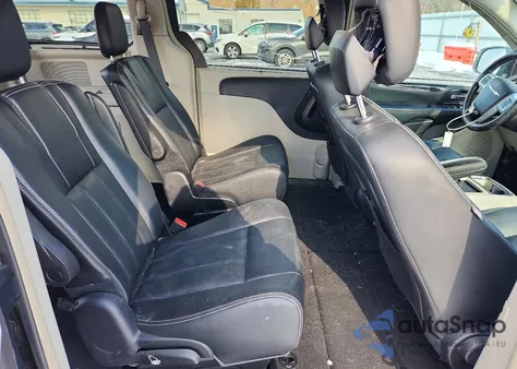 2016 Chrysler Town & Country Touring z USA, uszkodzony, nr VIN 2C4RC1BG4GR194286